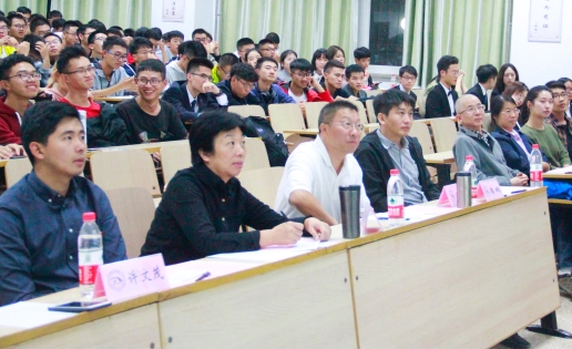 be50df2a565639321643600e5925de01.jpg 评委老师认真倾听答辩_副本.jpg